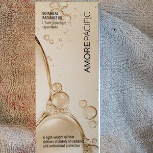 Amore Pacific Botanical Radiance Oil - 30ml, in packaging